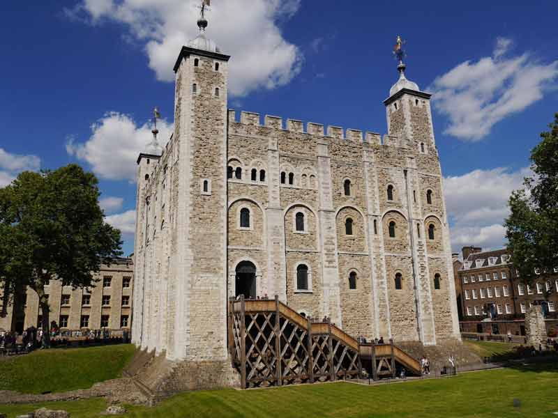 La Tour Blanche au cœur de la Tower of London, emblématique forteresse médiévale de Londres