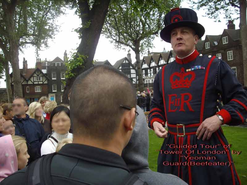 Visite guidée de la Tower of London par un Yeoman Warder en habit traditionnel, aussi appelé Beefeater