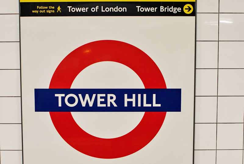 Panneau de la station de métro Tower Hill à proximité de la tower of London