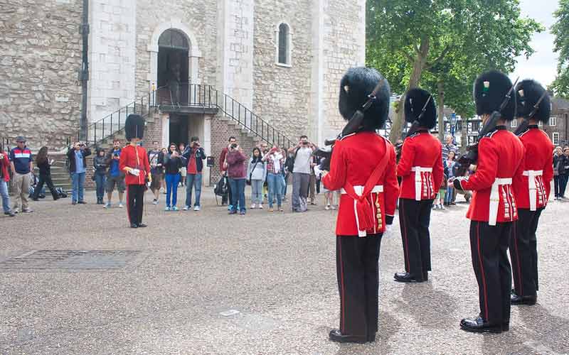 Gardes de la Tour de Londres en uniforme rouge