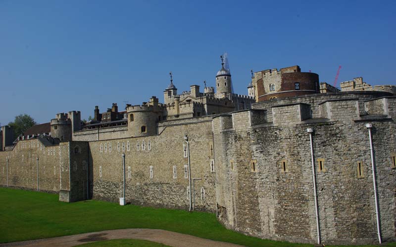 Vue du rempart extérieur de la tour de Londres