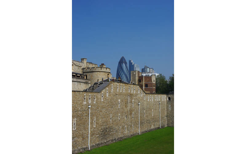 Vue du rempart extérieur de la Tour de Londres et du Gherkin (30 St Mary Axe)