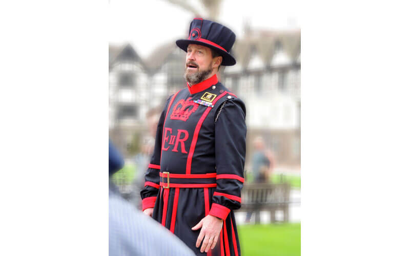 Un Yeoman Warder qui sert de guide aux visiteurs