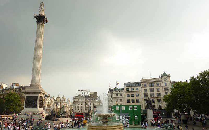 Au centre de la place, une fontaine conçue par l'architecte Edwin Lutyens