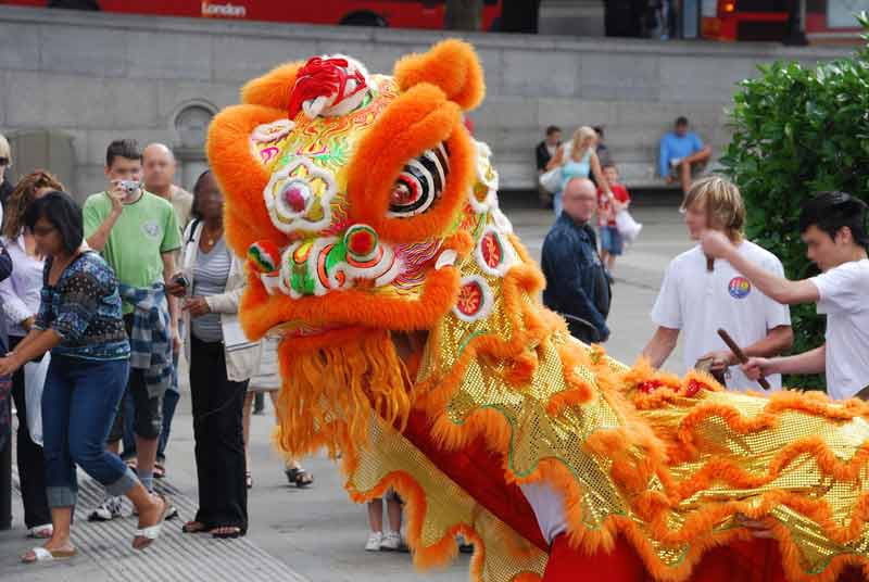 Danse du lion lors des célébrations du Nouvel An chinois à Trafalgar Square, Londres