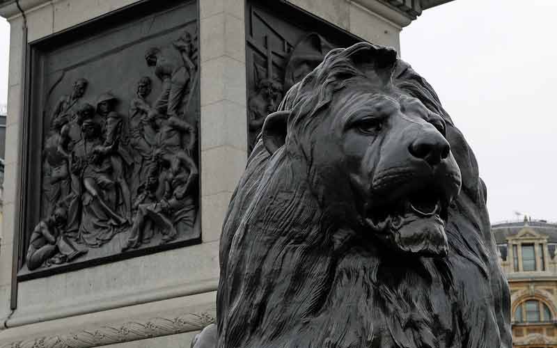 Quatre sculptures de lion protègent la statue d'Horatio Nelson.