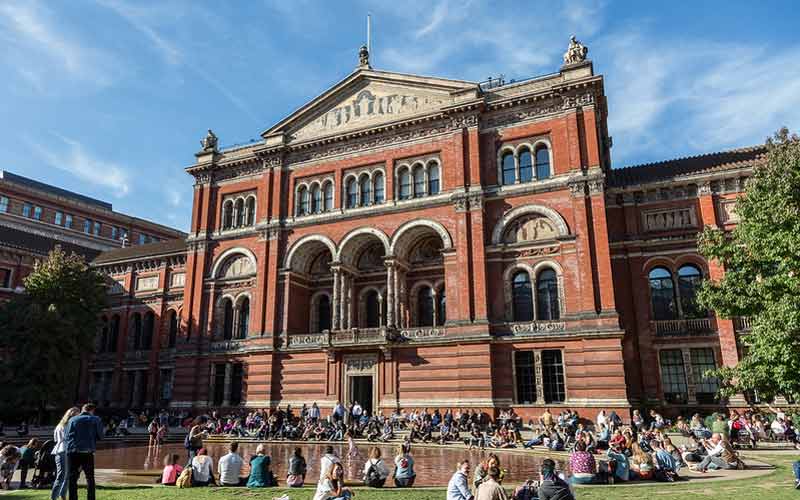 Façade du Victoria & Albert Museum depuis le jardin John Madejski