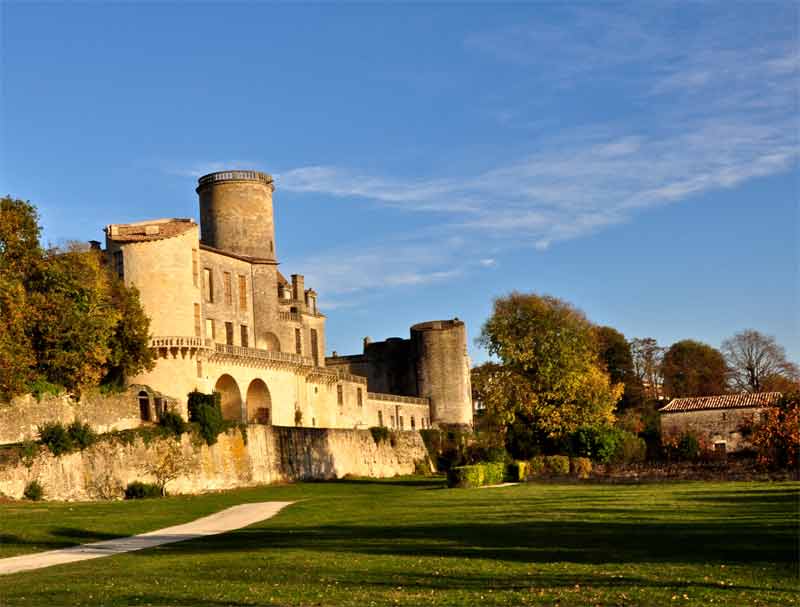 Château de Duras sous le soleil d’automne, dans le Lot-et-Garonne, avec ses tours rondes et son vaste parc arboré