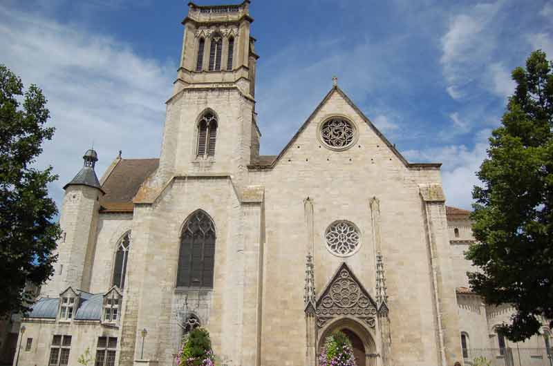 Façade de la cathédrale Saint-Caprais à Agen, chef-lieu du Lot-et-Garonne, sous un ciel bleu d’été