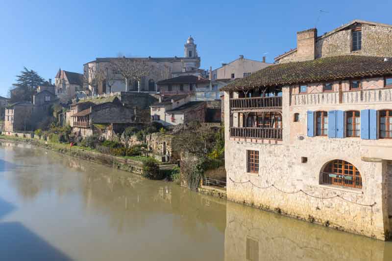 Vue sur la Baïse et les maisons à colombages du centre historique de Nérac depuis le Vieux-Pont, dans le Lot-et-Garonne