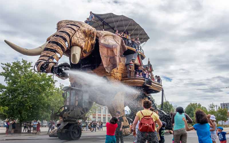 Grand Elephant qui crache de l'eau (machines de l'île de Nantes)