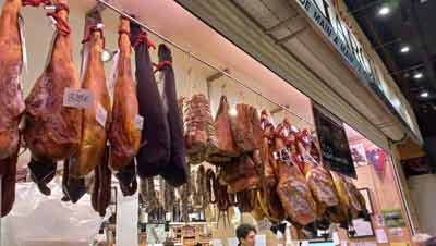 Jambons suspendus à la maison Garcia, charcuterie du marché Victor Hugo, Toulouse