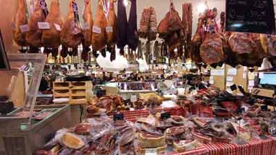 Jambons suspendus et étal de charcuterie à la maison Garcia, charcuterie du marché Victor Hugo, Toulouse