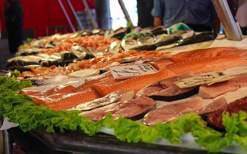 Etal de poissons au marché de Talensac