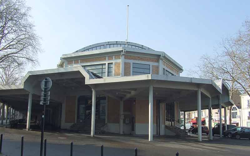 Bâtiment qui abrite le marché couvert de Talensac vu de la rue Jeanne-d'arc à Nantes