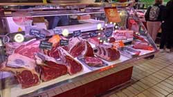 étal de viande maturée sur le marché Victor Hugo de Toulouse