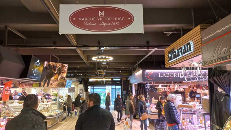 Entrée du marché Victor Hugo avec l'inscription Marché Victor Hugo, Toulouse, depuis 1896