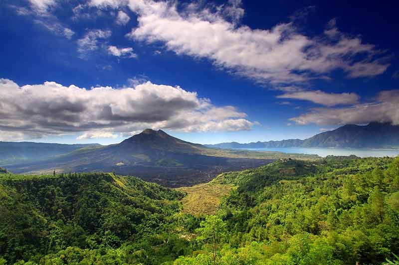 Vue sur le mont Batur et le lac Batur