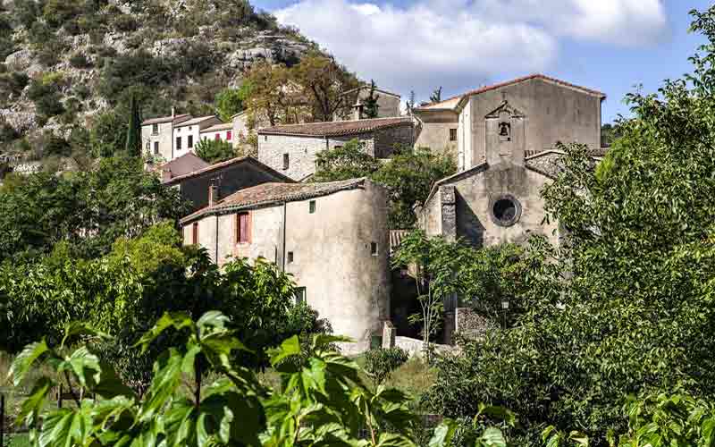 Hameau de Navacelles (département du Gard en région Occitanie, France) vu depuis la rivière de la Vis