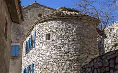 maison en pierre avec des volets bleus dans le hameau de Navacelles (département du Gard en région Occitanie, France) 