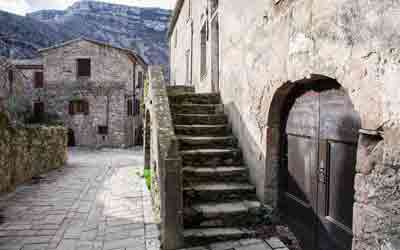 ruelle dans le village de Navacelles (Gard, France)