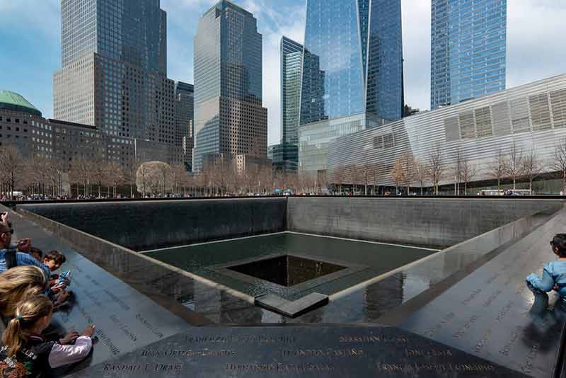 Mémorial du 11 septembre situé sur le site des anciennes tours jumelles du World Trade Center, dans le sud de Manhattan à New York