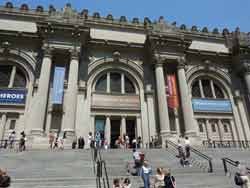 Photo du bâtiment du Metropolitan Museum of Art (MET) prise en bas des escaliers qui conduisent au musée