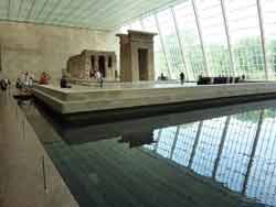 Temple d'Isis de Dendour (construit pendant la période romaine) au Metropolitan Museum of Art de New York