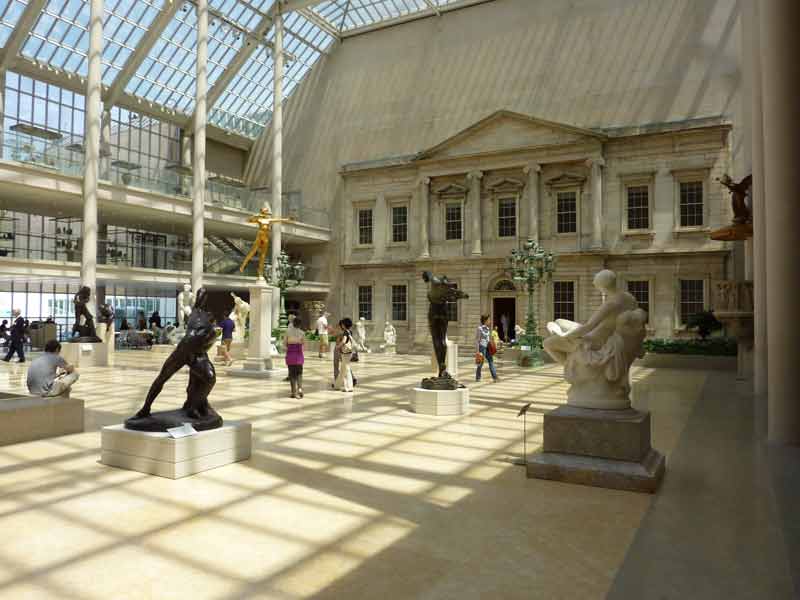 Salle de sculptures européennes et d’arts décoratifs au MET (Metropolitan Museum of Art) à New York