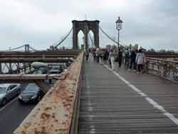 Pont de Brooklyn avec vue sur les deux niveaux : celui pour les véhicules à moteur et l'autre pour les cyclistes et les piétons