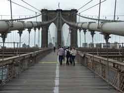 Photo de piétons traversant le pont de Brooklyn