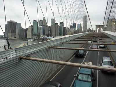 Circulation sur le pont de Brooklyn à New York