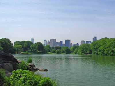 Vue sur le lac artificiel d’Harlem Meer et les gratte-ciel de downtown en arrière-plan