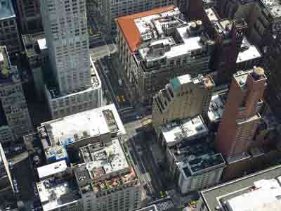 Vue sur la 5th avenue et les taxis jaunes de New York depuis le sommet de l'Empire State Building