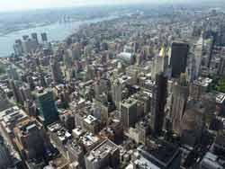 Vue sur les toits de Manhattan et le fleuve Hudson depuis l'observatoire de l'Empire state building