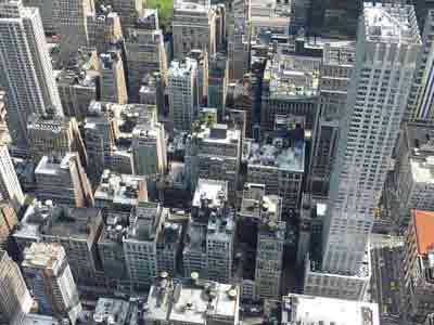 Vue sur la skyline de New York et les taxis jaunes sur la 5th avenue