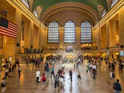 Hall de la gare de Grand Central Terminal (gare ferroviaire qui dessert la banlieue new-yorkaise) dans le quartier de Midtown à New York