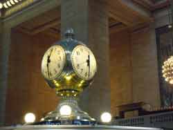 Horloge à 4 faces dans le hall de la gare de Grand Central Terminal (au-dessus des guichets d'information), Manhattan (New York)