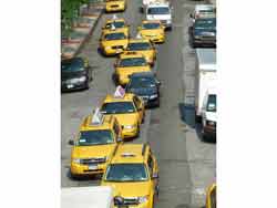 Embouteillage de taxis jaunes vu depuis la High Line du Meatpacking District, NYC