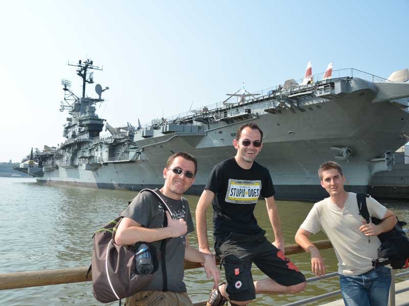 Photo de groupe devant le porte-avions USS Intrepid