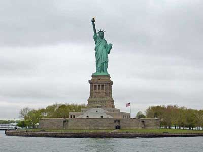 Vue sur Liberty Island et la statue de la Liberté