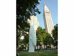 Vue sur la sculpture Echo de jaume splensa au madison square park (New York) et sur des gratte-ciel