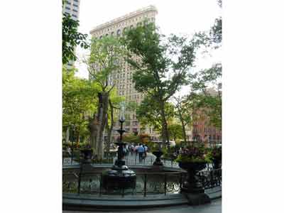 Vue sur la fontaine du Madison square park et le flatiron building, New York