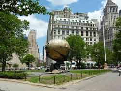 La Sphère au pied du One World Trade Center dans le Lower Manhattan, NYC