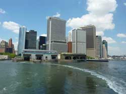 Vue sur les gratte-ciel de Lower Manhattan depuis le ferry de Staten Island