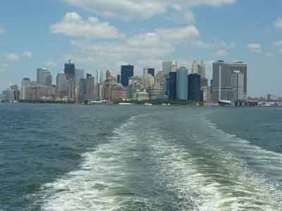 Vue sur les gratte-ciel de Lower Manhattan depuis le ferry de Staten Island