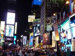 Immenses écrans vidéo de Times square la nuit