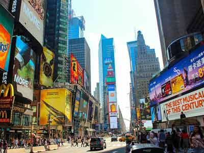 Panneaux publicitaires de Times Square situés entre la 42e rue et Broadway, New York