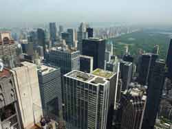 Vue sur les toits de New York et Central Park depuis le 70ème étage du Rockefeller center