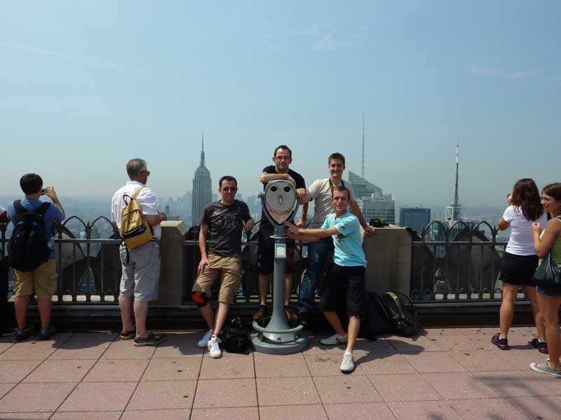 Photo de groupe sur la plateforme d’observation du Rockefeller Center avec l’Empire State Building en arrière-plan